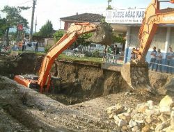Çamura Saplanan İş Makinasını Bir Başka İş Makinası Kurtardı