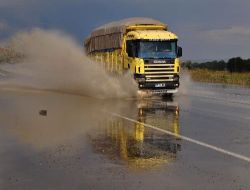 Yozgat'ta Sağanak Yağış Sürücülere Zor Anlar Yaşattı