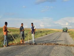 Çiftçiler, Pancar Sulamak İçin Yeni Yapılan Asfalt Yolu Kazdı