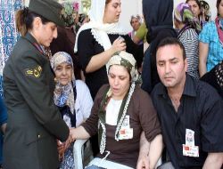 Şehit Oğlunu Asker Selamı İle Uğurladı