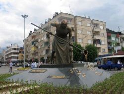 Salihli'de 'altın Döken Lidya Emekçisi' Heykeli Açıldı