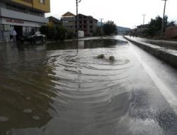 Sapanca'da Şiddetli Yağış Sonucu Evleri Su Bastı
