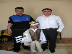 Polis Vatandaşı Mutlu Gününde Yalnız Bırakmadı