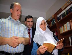 İki Günde Bir Kitap Okuyan 68 Yaşındaki Pakize Arslan Yılın Okuru Seçildi