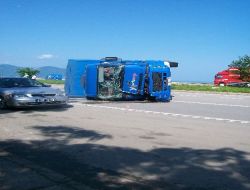Otobanda Yolcu İndiren Kamyonete Tır Çarptı: 2 Ölü 7 Yaralı