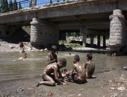 Murat Nehri'nde Çamur Banyosu