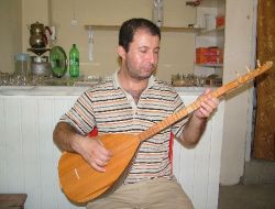 Müşterilerine Çayın Yanında Bağlama Ziyafeti Sunan Kahvehaneci