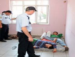 Esnafı Rahatsız Eden Tinerci Gençleri Polis Uykuda Gözaltına Aldı