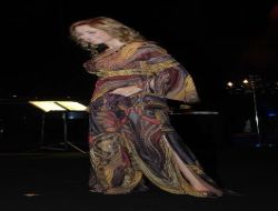 Dünyaca Ünlü Sanatçı Lara Fabian Bursaları Coşturdu