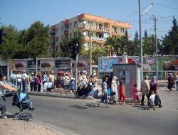 Antalya'da Halk Kart Almak İçin 35 Derece Sıcakta Saatlerce Kuyrukta Beklemek Gerekiyor