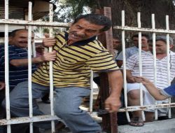 Hemzemin Geçidin Kapatılmasına Kendilerini Raylara Zincirleyerek Tepki Gösterdiler