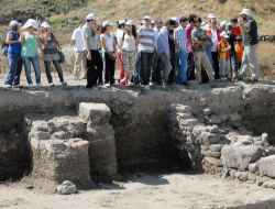 Tarih Yolculuğunda Çocuklar 6 Bin Yıl Öncesini Tiyatro Oyunuyla Yaşadı