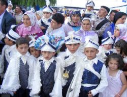 Avşar Emaye, 100 Çocuğu Sünnet Ettirdi