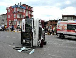 Otomobile Çarpan Otobüs Devrildi: 19 Yaralı