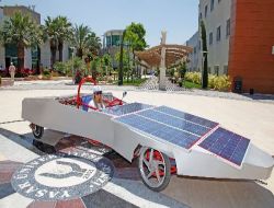 Alternatif Enerjiye Dikkat Çekmek İçin Güneşle Çalışan Araba Geliştirdiler