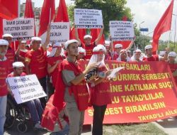 Tayad'dan AK Parti Önünde Oturma Eylemi