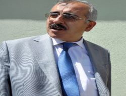 Üniversitedeki Temel Atma Töreninde Söz Düellosu