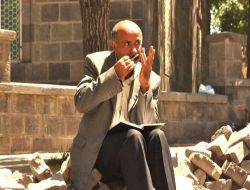 Tarakla Müzik Yapan Vatandaş, Belediye İşçilerinin Efkarını Dağıttı