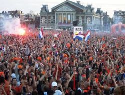 Finale Çıkma Sevinci: Hollandalı Türkler De Sokağa Döküldü!