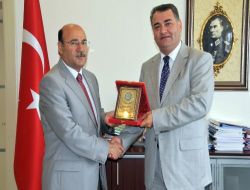 Samsun İl Özel İdaresi Genel Sekreteri Aslan Karanfil'e Memurlardan Plaket