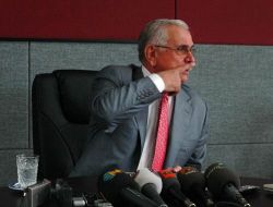 Tuncel, Aytaç Durak Aklanırsa Belediyenin Önünde Bıyıklarını Kesecek