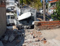 İzmir'de Yokuştan İnen Kamyon Kontrolden Çıktı: 1 Ölü