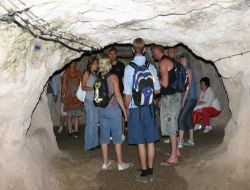 Sıcaktan Bunalan Turistler Yer Altında Serinliyor