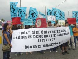 Üniversitelilerden Yök Ve Ak Parti'ye Skeçli Protesto