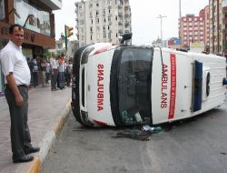 Hasta Götüren Ambulans Yan Yattı, Sürücü Hafif Yaralı