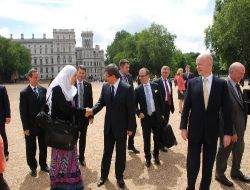 Davutoğlu, İngiliz Mevkidaşı İle Birlikte Londra'yı Gezdi!