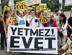 Genç Siviller, Anayasa Mahkemesi'ni Vuvuzellayla Proteso Etti!