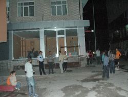 6 Yaşındaki Kızının Gözü Önünde Kendini Astı!