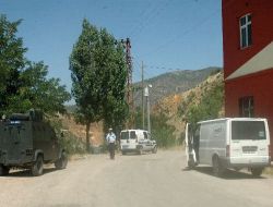 Bir Grup Pkk'lı Araç Yaktı, 2 Vatandaşı Kaçırdı