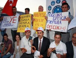 Hükümetin Zam Teklifini Protesto Eden Memurlar, Simit Ve Zeytinle İftar Açtı