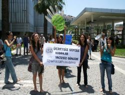 Üniversite Öğrencileri İzmir Büyükşehir Belediyesi'ni Çıplak Ayakla Protesto Etti