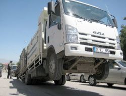 Yükü Kayan Kamyon, Kırmızı Işıkta 'şaha Kalktı'