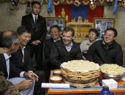 Medvedev Atın Yularını Tuttu, Sütünü İçti, Ok Attı