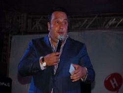 Ahmet Türk'e Yumruk Atan Çelik, Türüt'ün Şarkılarına Tempo Tuttu!