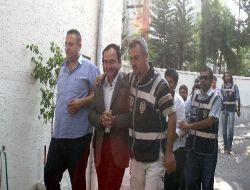 Kamer Genç'i Dolandıran Zanlı Adliyede Avukat Cübbesi İle Dolaşmış!!
