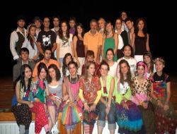 Oyunculuk Eğitimi Alan Kursiyerler Gösteriye Hazırlanıyor