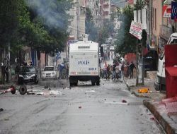 Gazi Mahallesi'nde Ses Bombalı Korsan Gösteri: 24 Gözaltı!