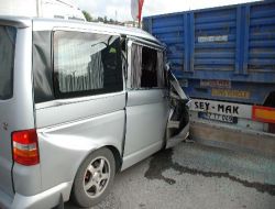 Minibüs, Tır'a Arkadan Çarptı: 1 Yaralı!