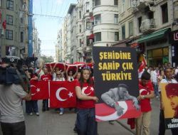 İnternet Üzerinden Sözleşen Grup Teröre Lanet İçin Yürüdü