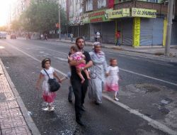 Polise Saatlerce Taş Attı; Yakalanınca Dizlerinin Bağı Çözüldü!