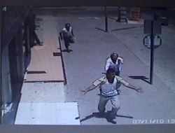 Vatandaşlar Yakaladıkları Hırsızı Polise Teslim Etti