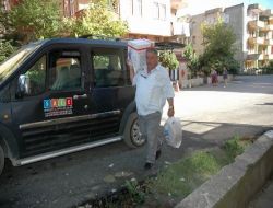 Muhtar Sırtında Taşıdığı Yardımları Yoksulların Evine Kadar Ulaştırıyor