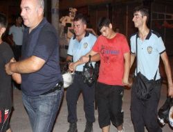 Mersin'de Korsan Gösteri Yapan Terör Örgütü Yandaşları Polise Havai Fişek İle Saldırdı!