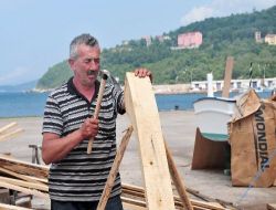 Kurucaşile'de 3 Nesildir Keserle Tekne Yapılıyor