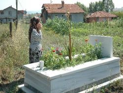 Ayrılığa Dayanamadı; Şehit Oğlunun Mezarı Yanına Ev Yaptı!