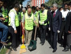 Vali Ve Belediye Başkanı Fırça Kürek Şehri Süpürdü